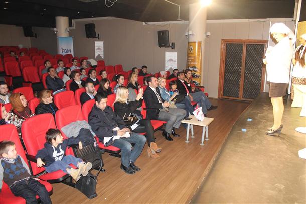 Samsun GİAD üyeleri aileleri ile birlikte tiyatro izledi